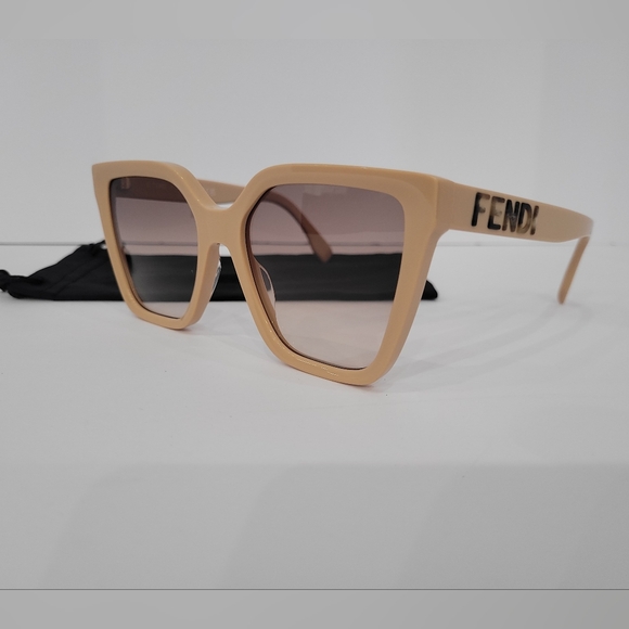 FENDI Sunglasses FE400861 - Picture 9 of 10